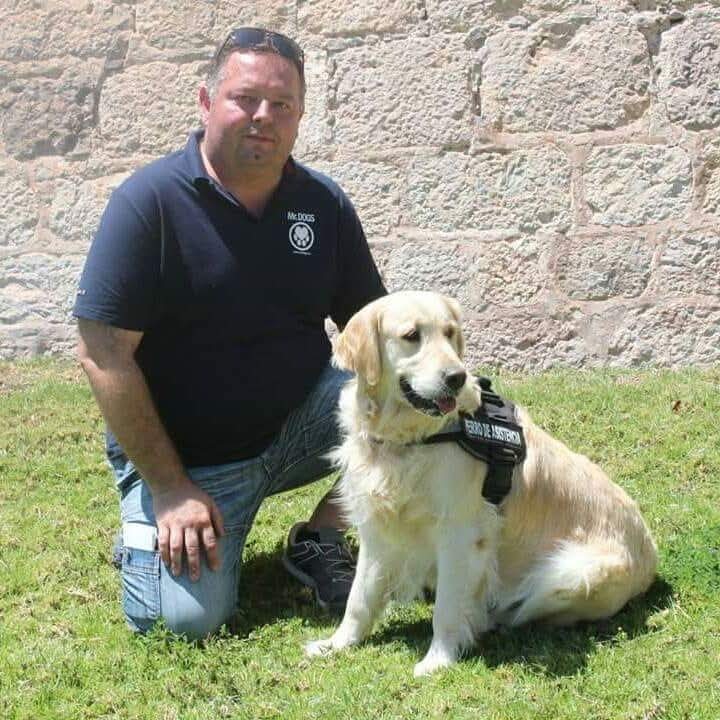 Miguel Rodríguez con un perro de Mr.Dogs
